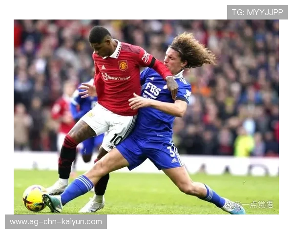 曼联中场外线斜传，拉什福德推射完成破门