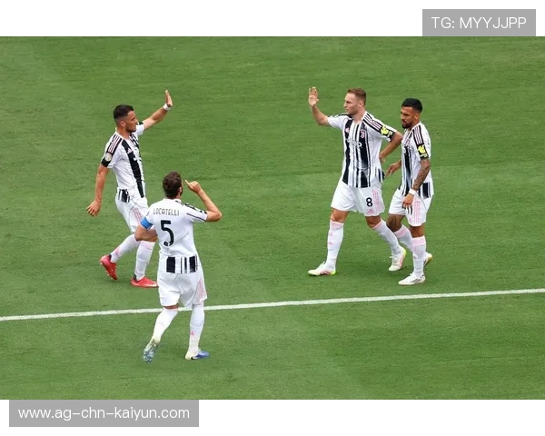 皇马全队紧绷:寻求巅峰的每一次挣扎与突破 皇马全队紧绷:寻求巅峰的每一次挣扎与突破